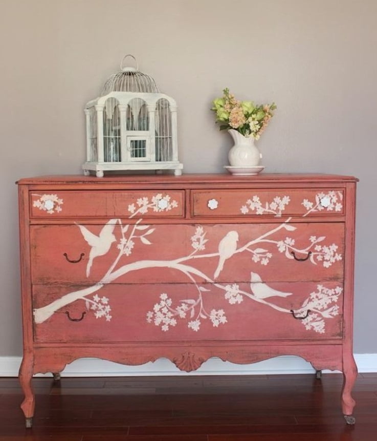 Un Meuble En Bois Peint En Rose Avec Des Oiseaux Sur Une Branche Pour Un Style Unique