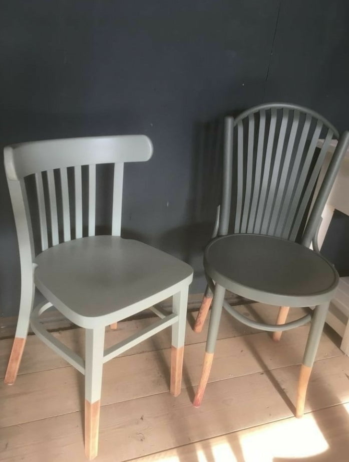 Chaises En Bois Repeintes En Laissant Les Pieds En Bois