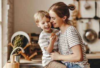 Enfant Dans La Cuisine