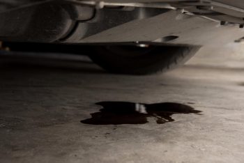 Fuite d'huile sous un voiture