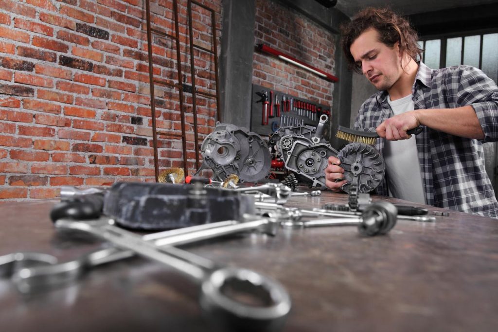 Homme qui nettoie ses outils
