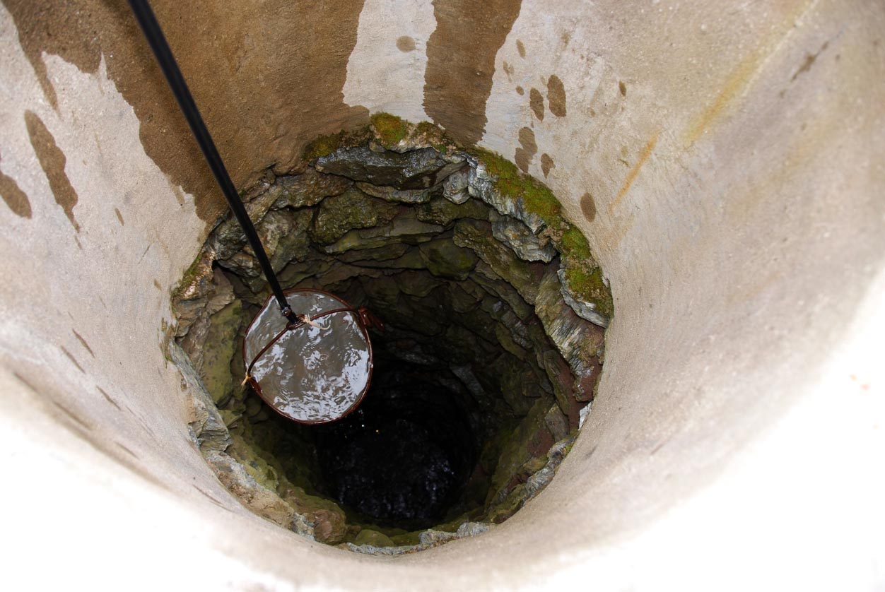 Un sot remplit d'eau remonte du puits