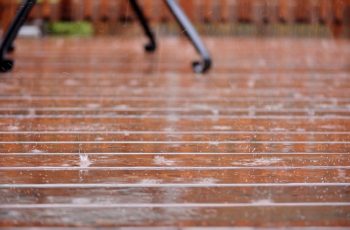 terrasse sous une pluie battante