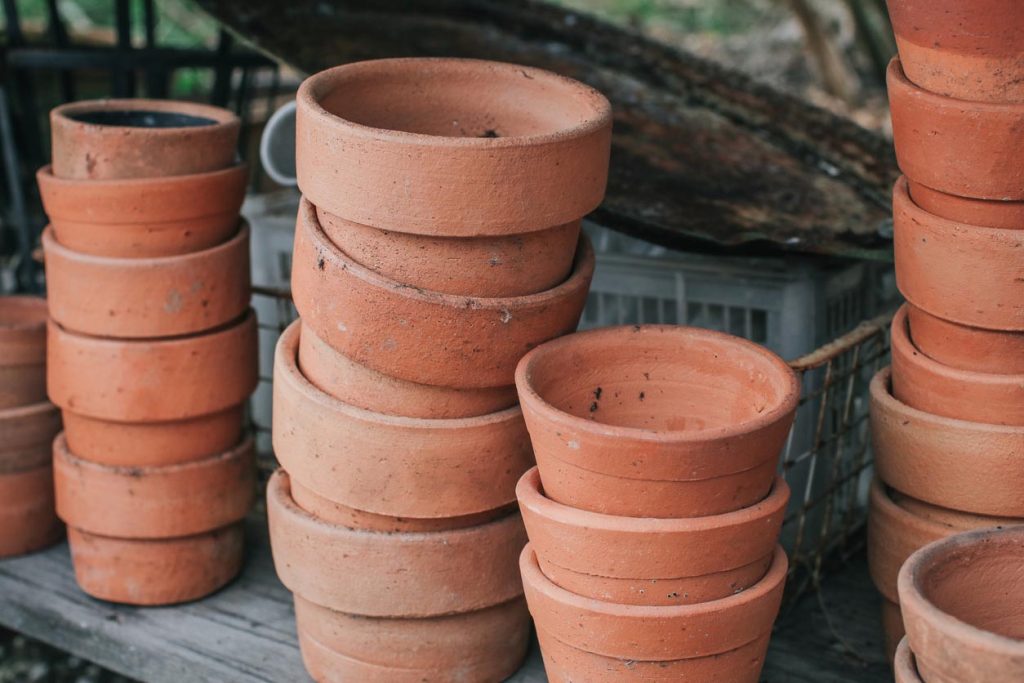 Pile de pots en terre cuite