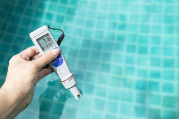 Test du taux de chlore dans l'eau avec un testeur electronique