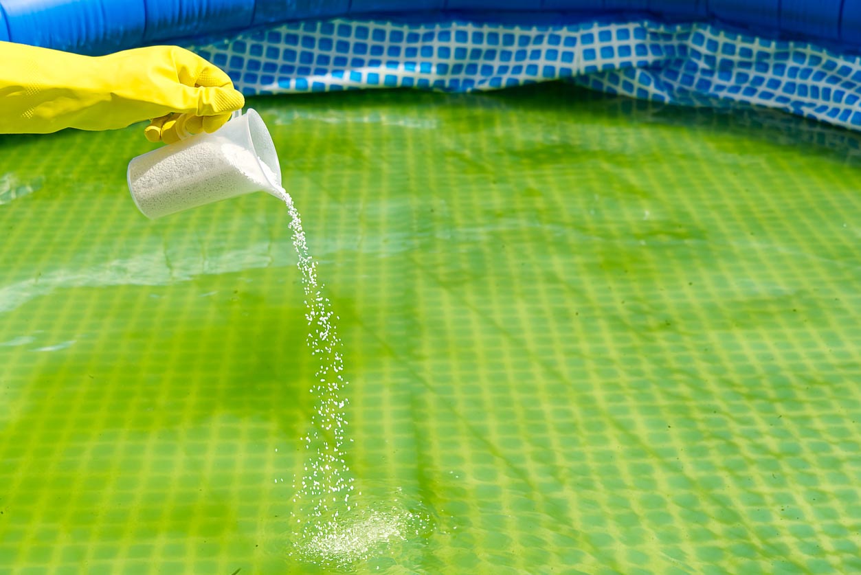 TRasse de bicarbonate de soude dans l'eau sales de la piscine