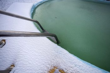 piscine extérieur gelée en hiver
