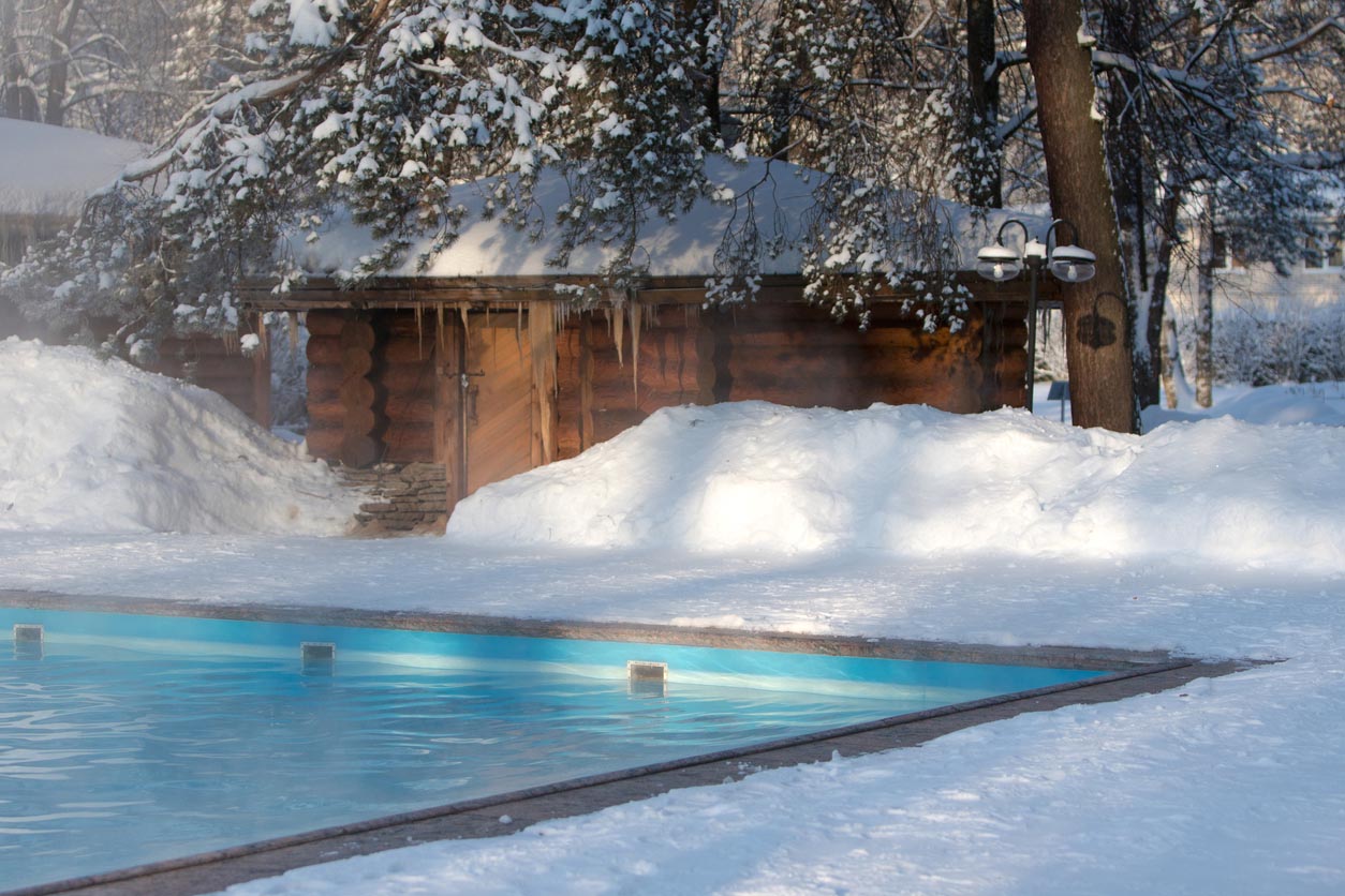 piscine chauffée dehors en hiver