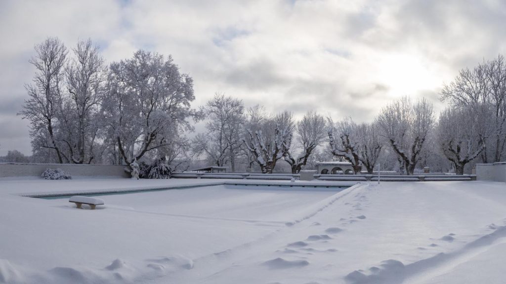 Piscine bachée sous la neige