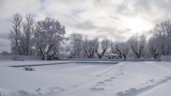 Piscine bachée sous la neige