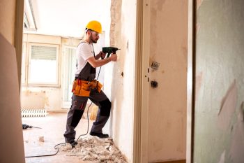 ouvrier travaillant dans la maison