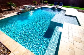 Belle Piscine à L'eau Bleue