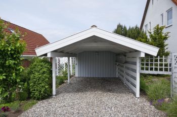 Carport en bois blanc