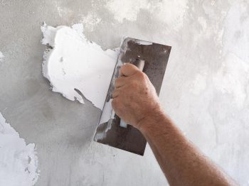 application de stuc sur les murs