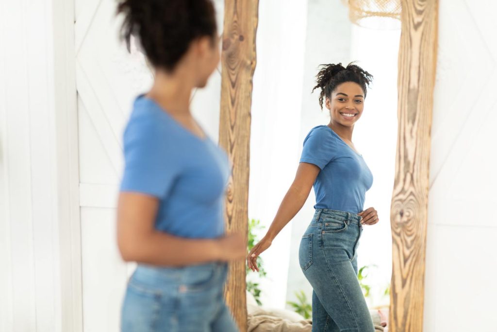 femme se regardant dans un miroir vertical