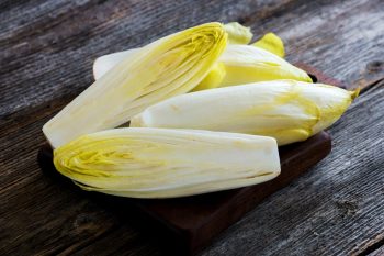 Endives sur table en bois
