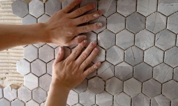 Mains Qui Posent Du Carrelage Sur Un Mur