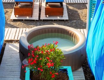 Spa Gonflable Sur Un Chemin En Bois, Plante Et Transats à Proximité