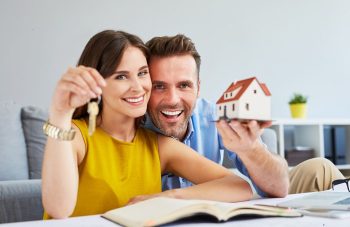 Couple Heureux Qui Vient D'acheter Une Maison