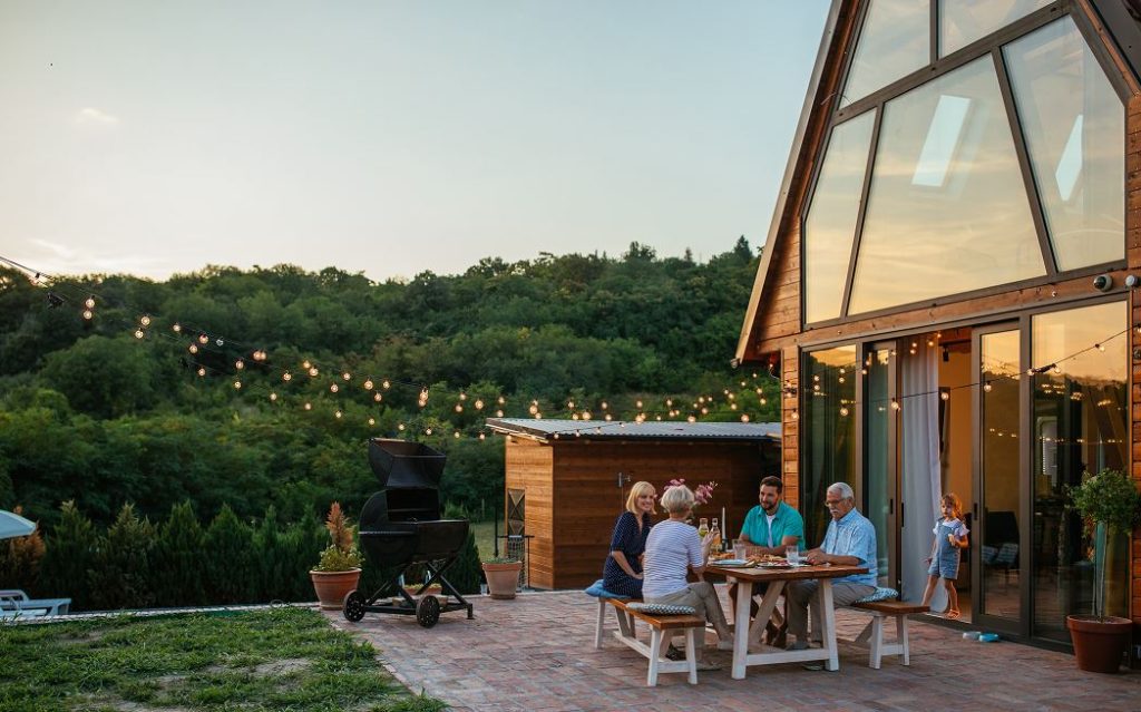 Couples Qui Mangent Sur La Terrasse De Leur Maison