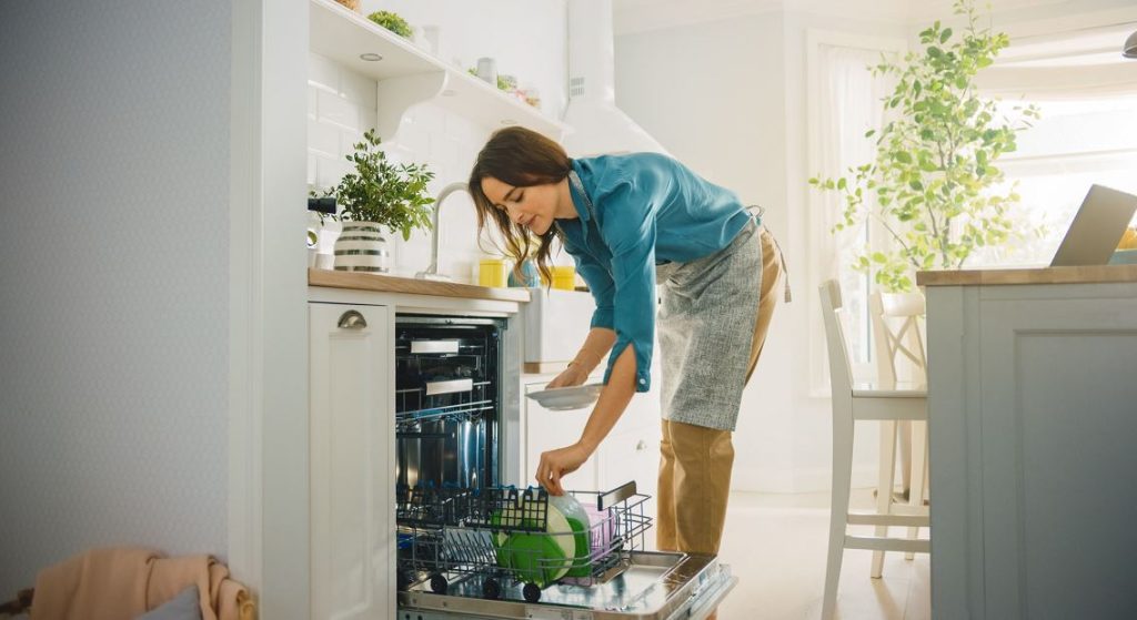 Femme Qui Range Ses Assiettes Sales Dans Son Lave Vaisselle