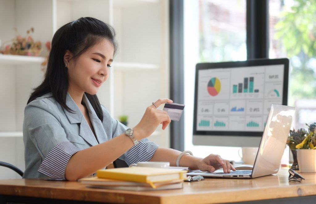 Femme Qui Tient Une Carte Bancaire Devant Son Pc