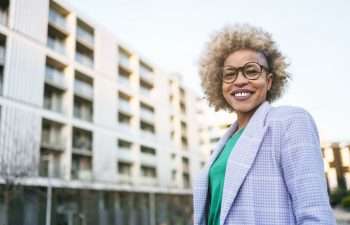 Femme Souriante Devant Une Résidence Sociale