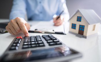 Homme Fait Un Calcul Sur Une Calculatrice