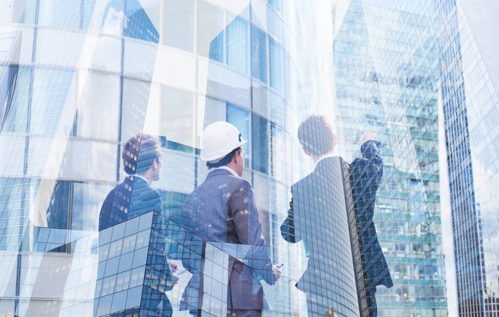 Hommes D'affaires Discutent D'un Projet Immobilier
