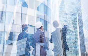 Hommes D'affaires Discutent D'un Projet Immobilier