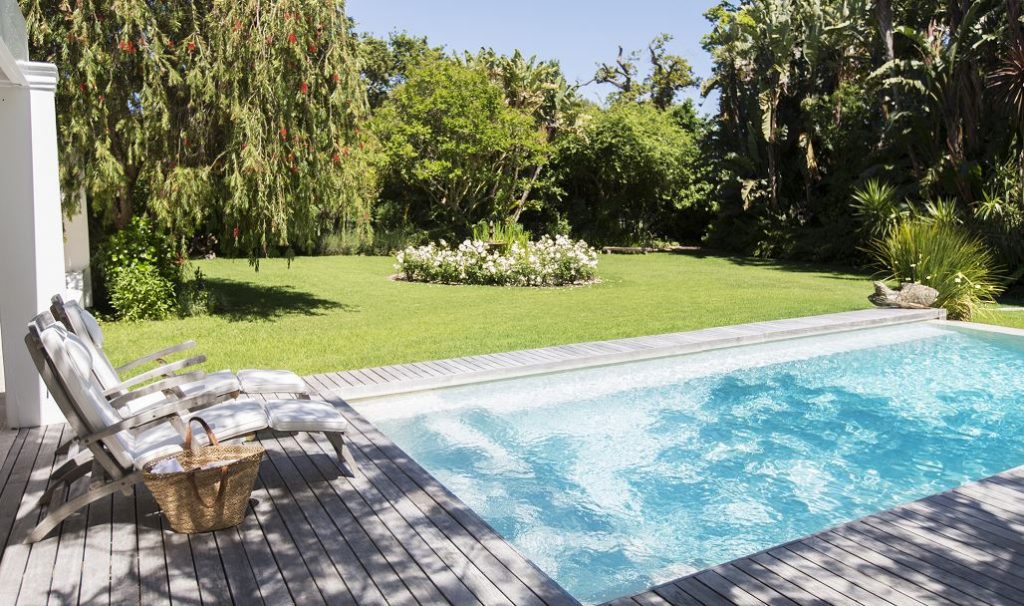 Piscine Dans Un Joli Terrain Arboré