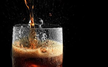 Remplissage D'un Verre De Coca