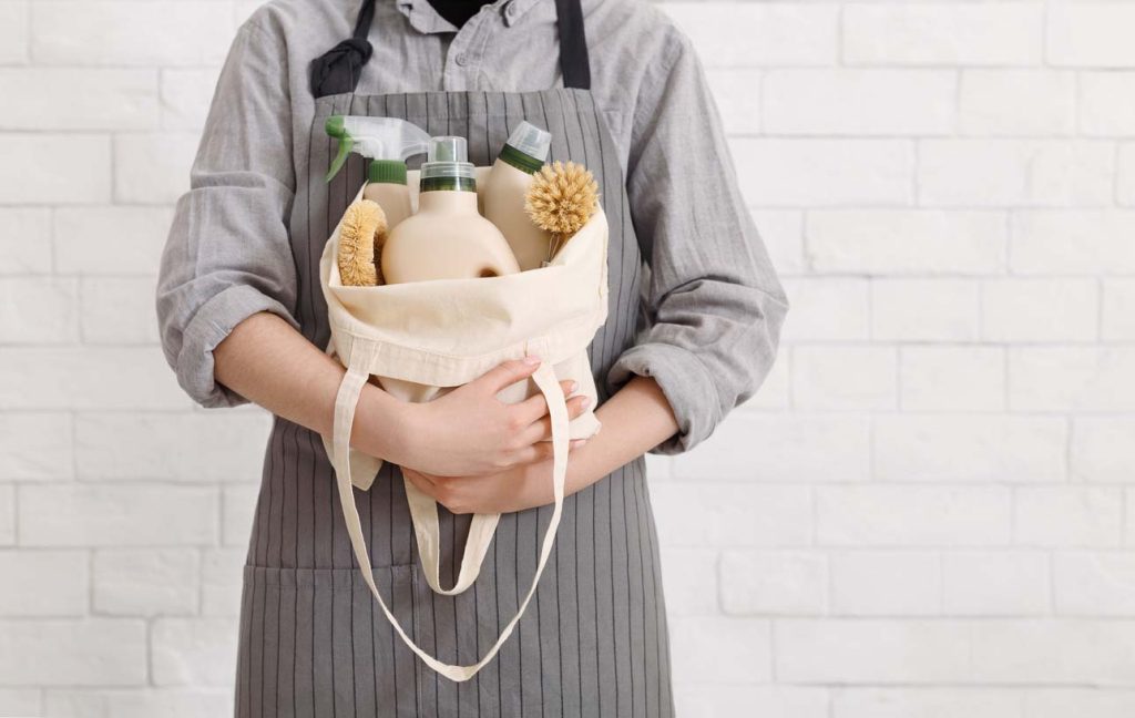 femme tenant des produits naturelles pour la maison