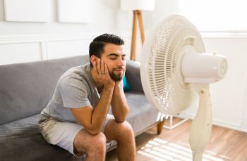 Homme Devant Un Ventilateur Aime L'air De Sa Maison