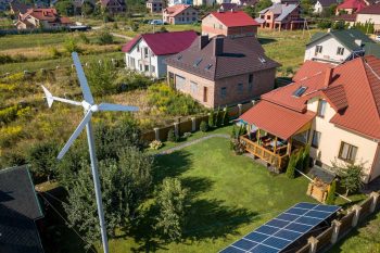 vue aérienne sur une maison avec une éolienne
