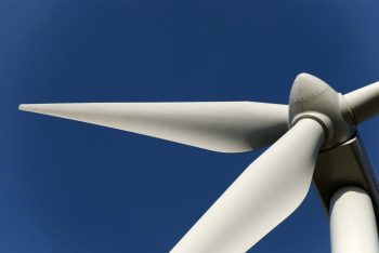 gros plan sur les pales d'une eolienne