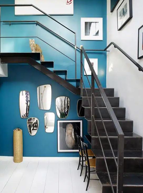 escalier En Métal Sur Mur Bleu Canard 