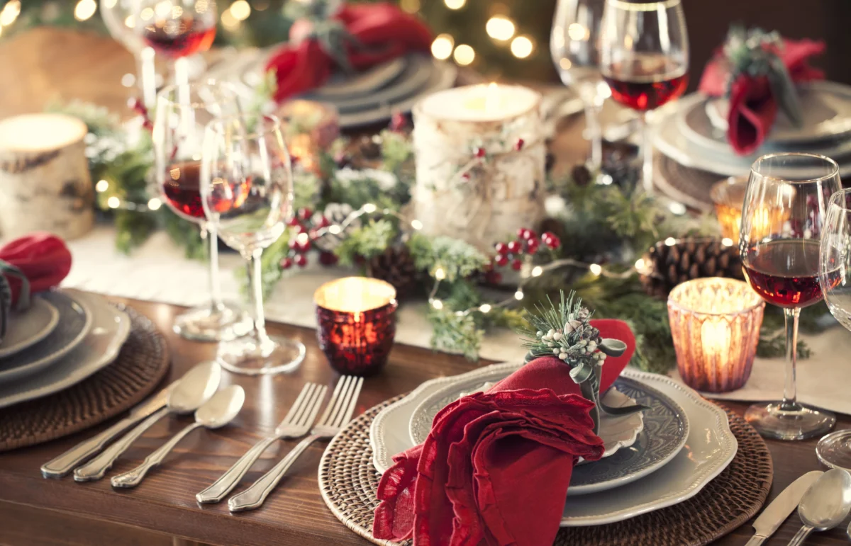 Une table de Noël magnifiquement décorée et personnalisée