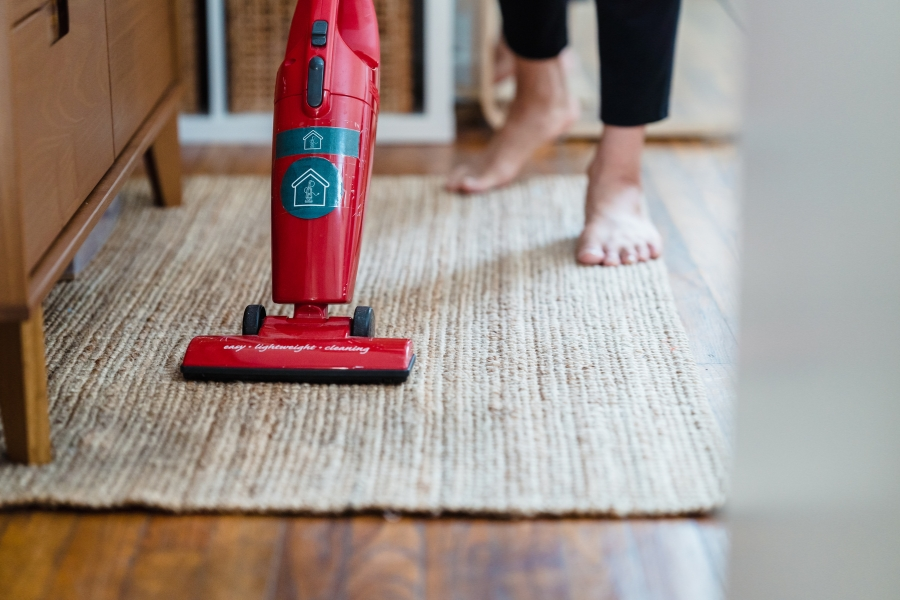 aspirateur balai rouge sur un tapis