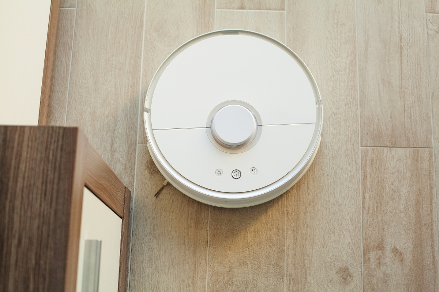 aspirateur robot sur sol en bois clair