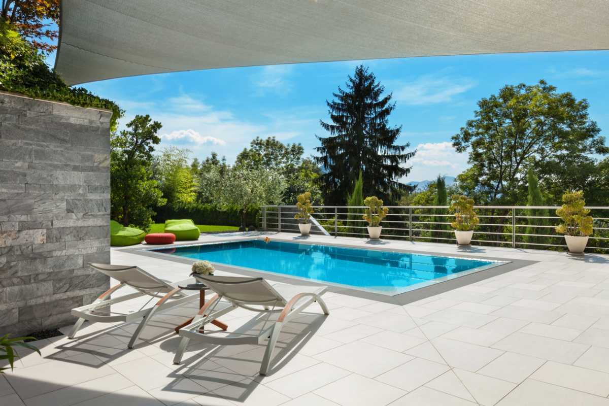 Carrelage travertin pour piscine