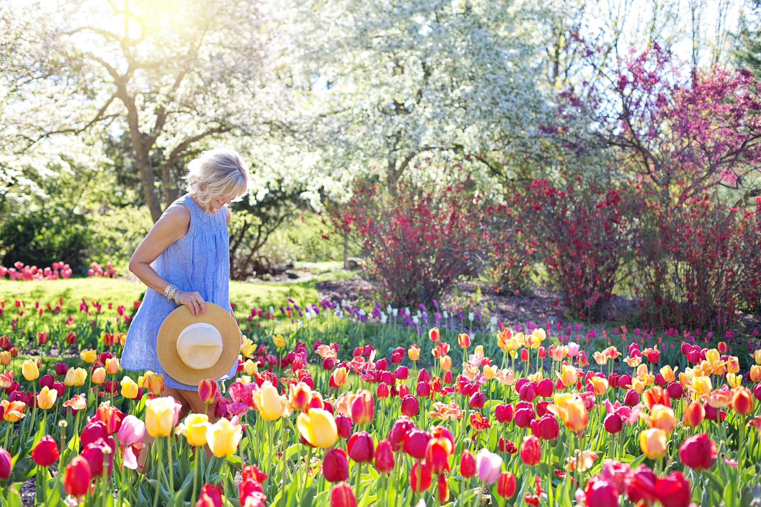 Jeune fille dans un jardin bien décoré