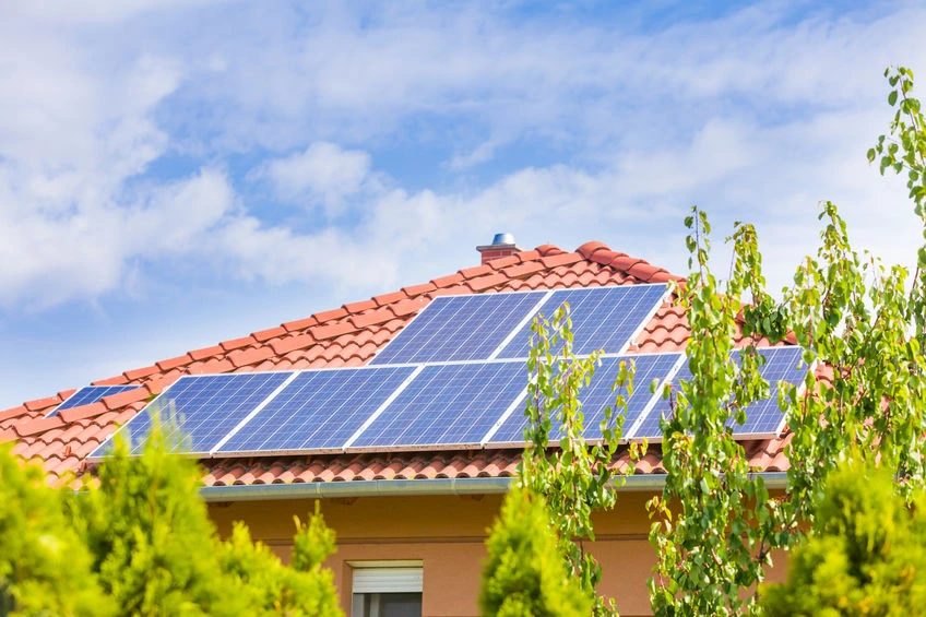 des panneaux solaires sur le toit d'un domicile