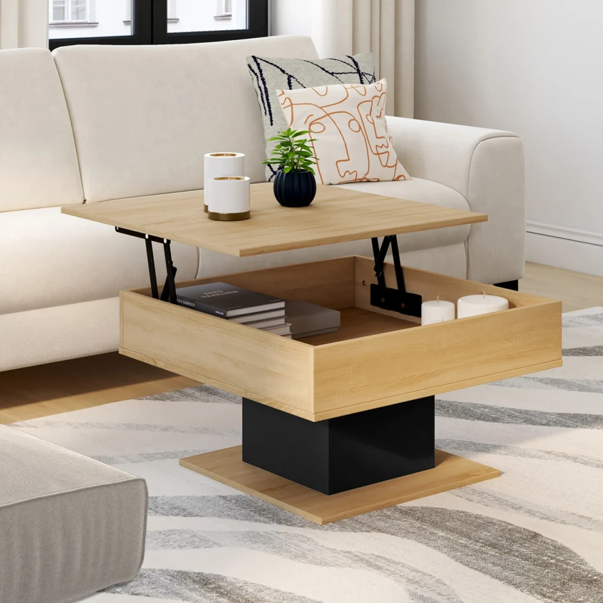Table basse carrée en bois et métal noir, avec plateau relevable. Des livres sont rangés sous le plateau, tandis que des pots décoratifs sont posés dessus