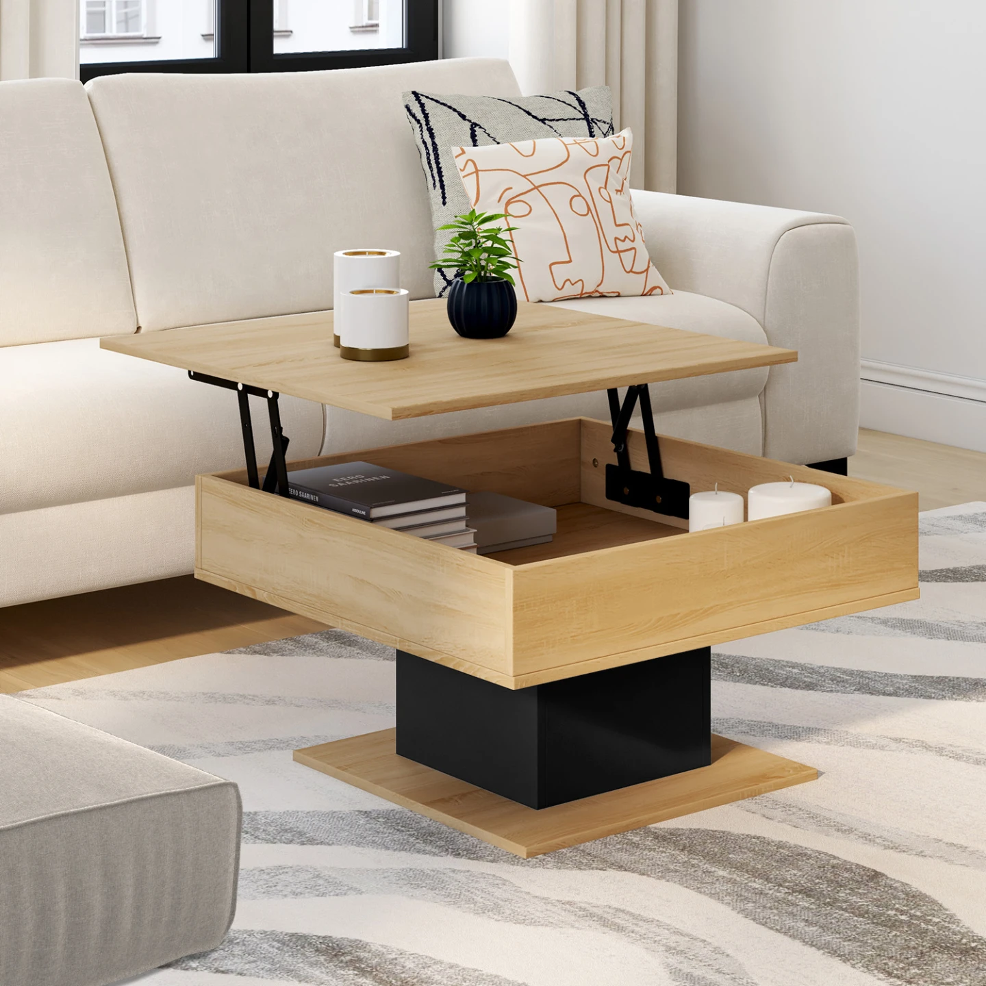 Table basse carrée en bois et métal noir, avec plateau relevable. Des livres sont rangés sous le plateau, tandis que des pots décoratifs sont posés dessus