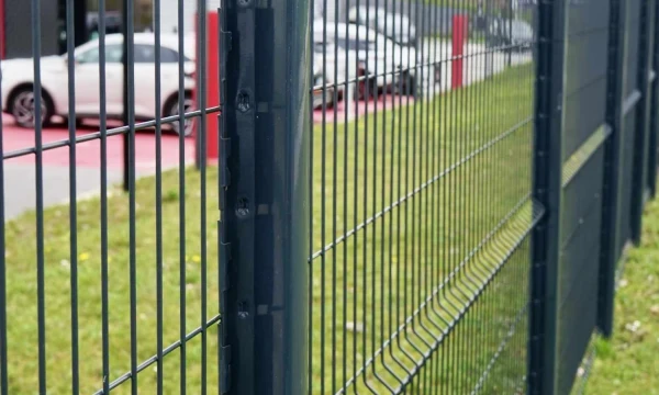 Clôture rigide en acier galvanisé de couleur anthracite, installée sur un terrain en pente, offrant une protection sécurisée et une finition moderne. Les plis de renfort assurent une grande solidité à la clôture rigide, idéale pour délimiter et sécuriser les espaces résidentiels comme professionnels