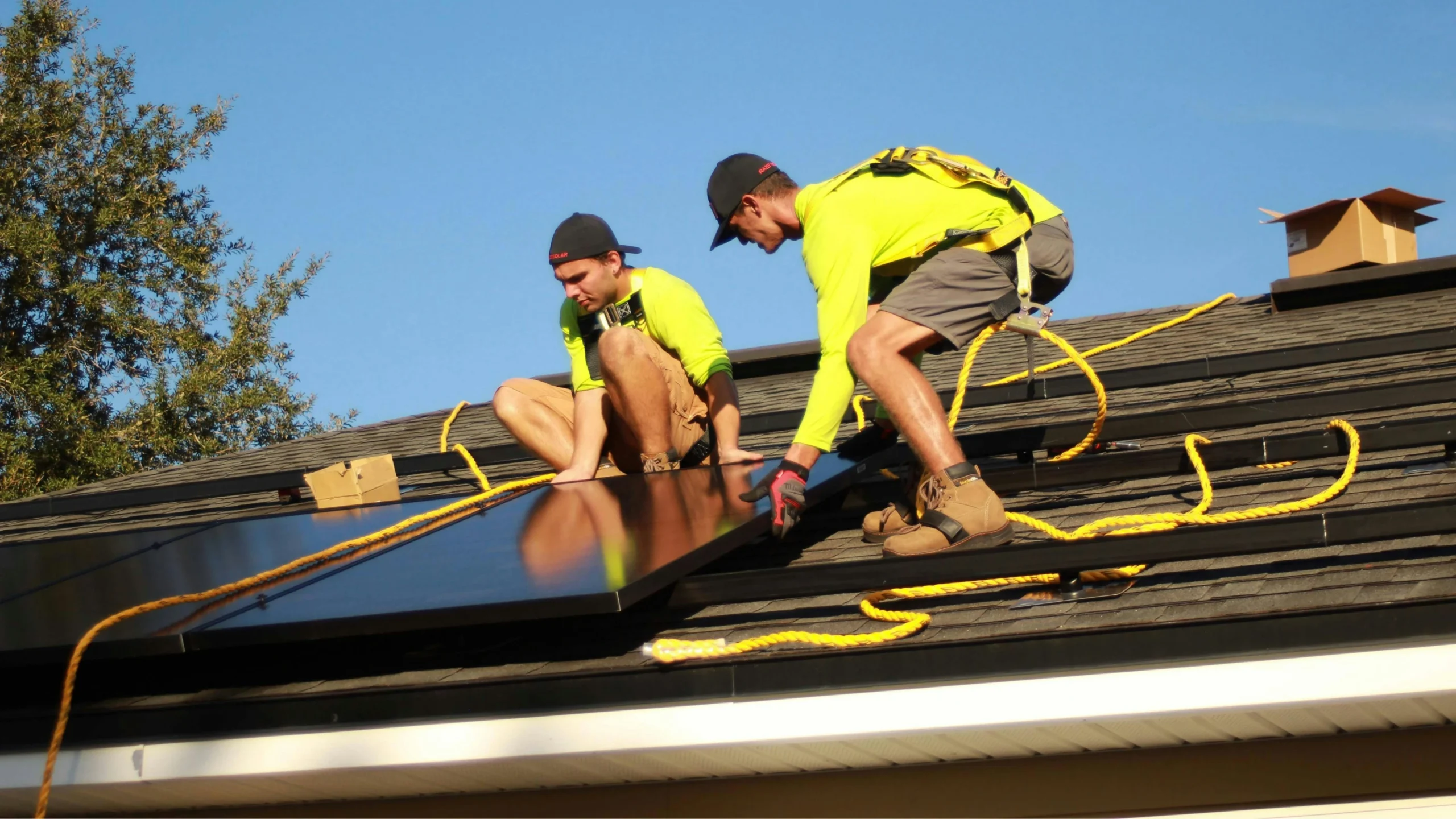 Des professionnels effectuent une inspection des panneaux solaires