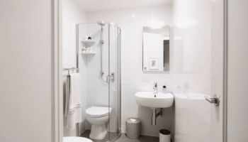 Salle de bain lumineuse et étroite avec rangement vertical, équipements compacts et design minimaliste mettant en valeur des lignes épurées et une ...